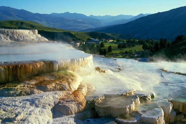 Image source - http://www.wall321.com/thumbnails/detail/20121111/mammoth%20yellowstone%20hot%20springs%20national%20park%20minerva%201999x1333%20wallpaper_www.wall321.com_85.jpg